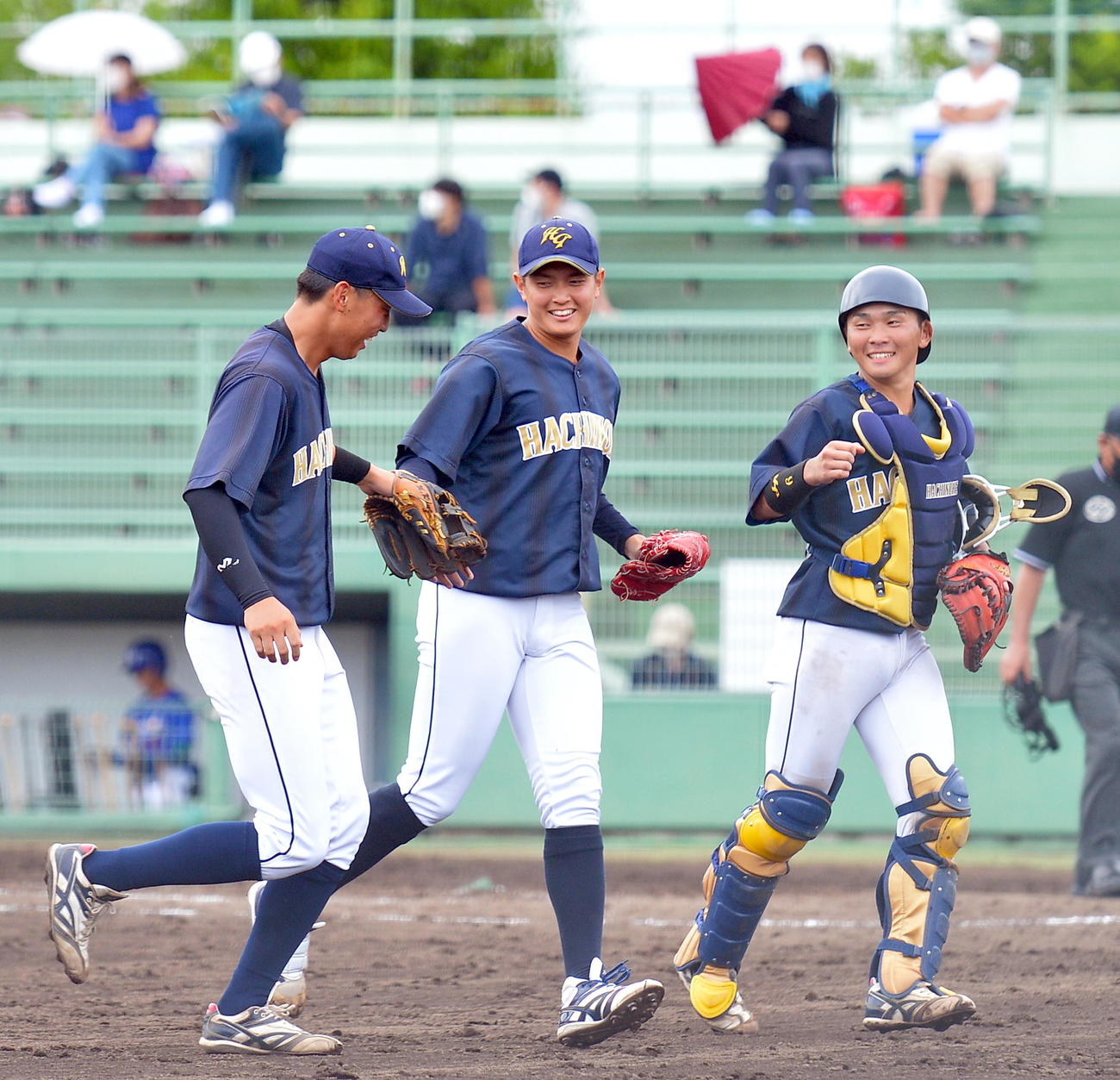 八戸学院大対岩手大　仲間の好守備に笑顔で感謝する八戸学院大・大道（中央）（撮影・鎌田直秀）