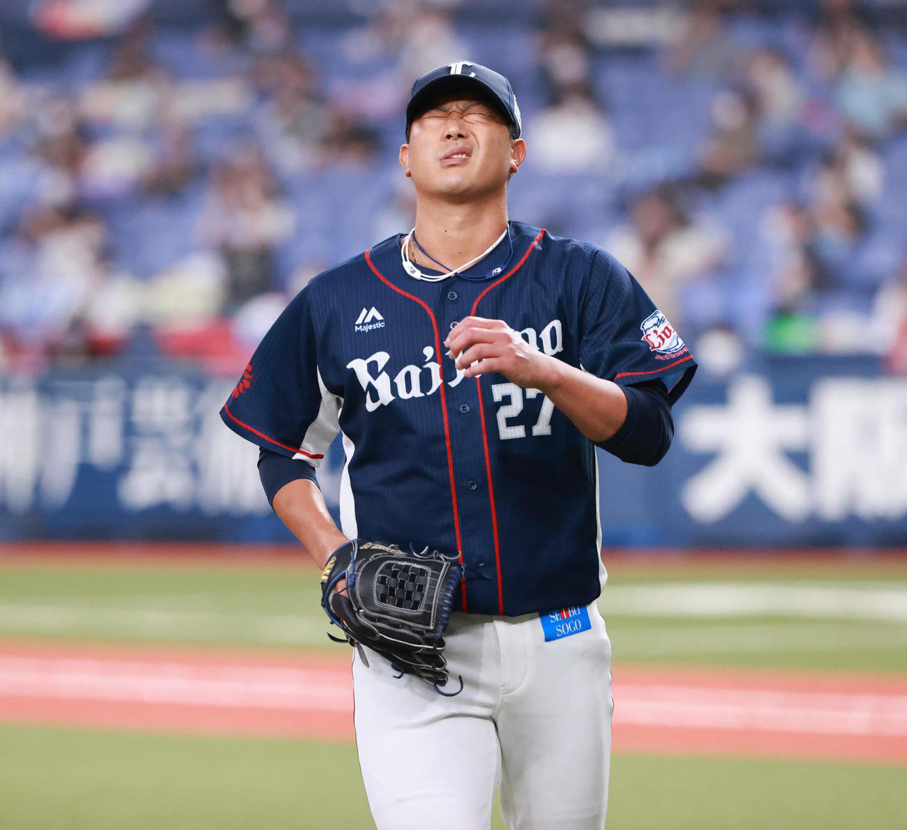 オリックス対西武　4回裏オリックス1死一塁、中川の投手返しゴロを捕った内海だが、二塁悪送球でピンチを広げ、悔しそうな表情を見せる（撮影・清水貴仁）