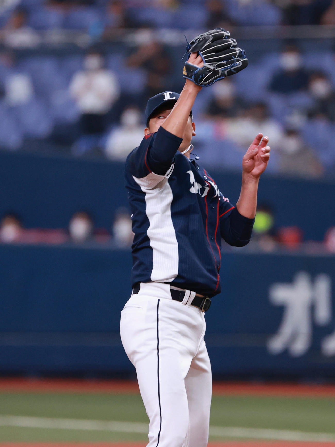 オリックス対西武　4回裏オリックス1死一塁、中川圭太の投手返しゴロを捕った内海哲也は二塁悪送球でピンチを広げてしまう（撮影・清水貴仁