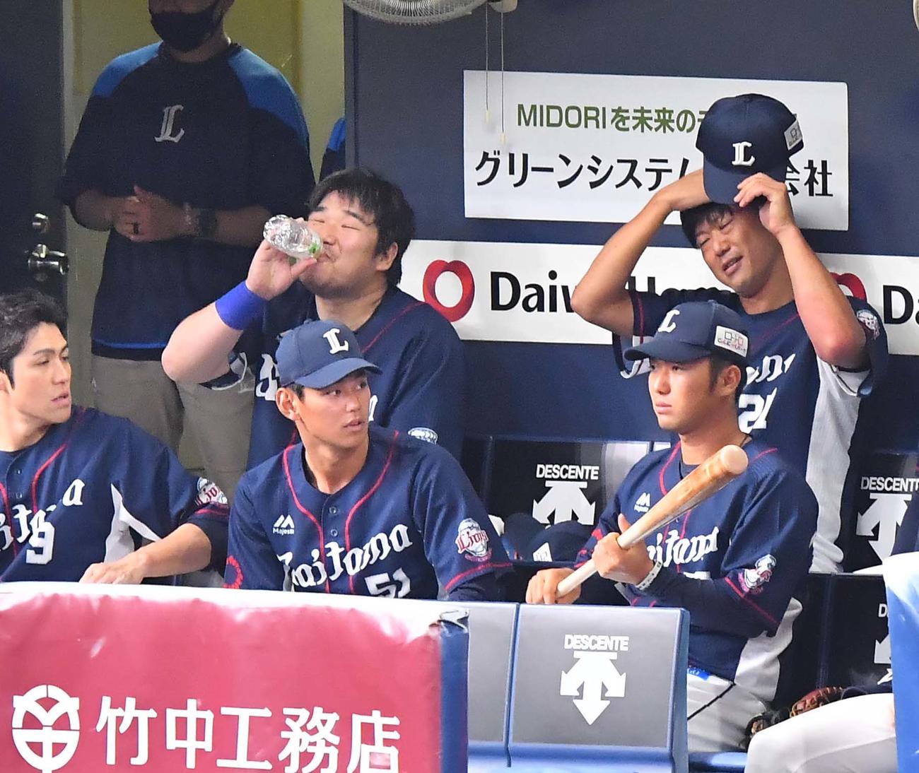 オリックス対西武　ベンチで中村剛也（左奥）と話す内海哲也（右奥）（撮影・上田博志）