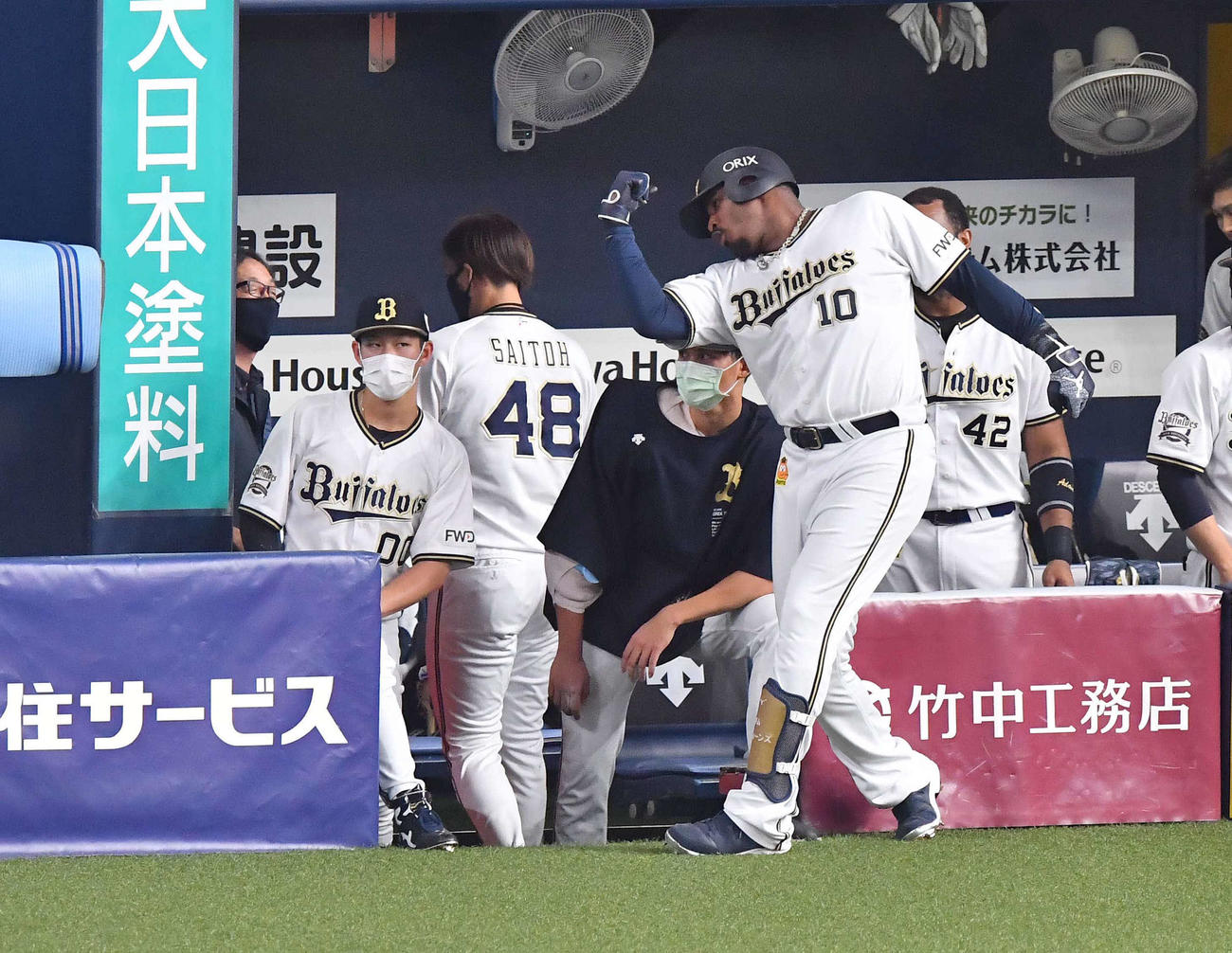 左中間へ2打席連続本塁打を放ちポーズを決めるジョーンズ（撮影・上田博志）