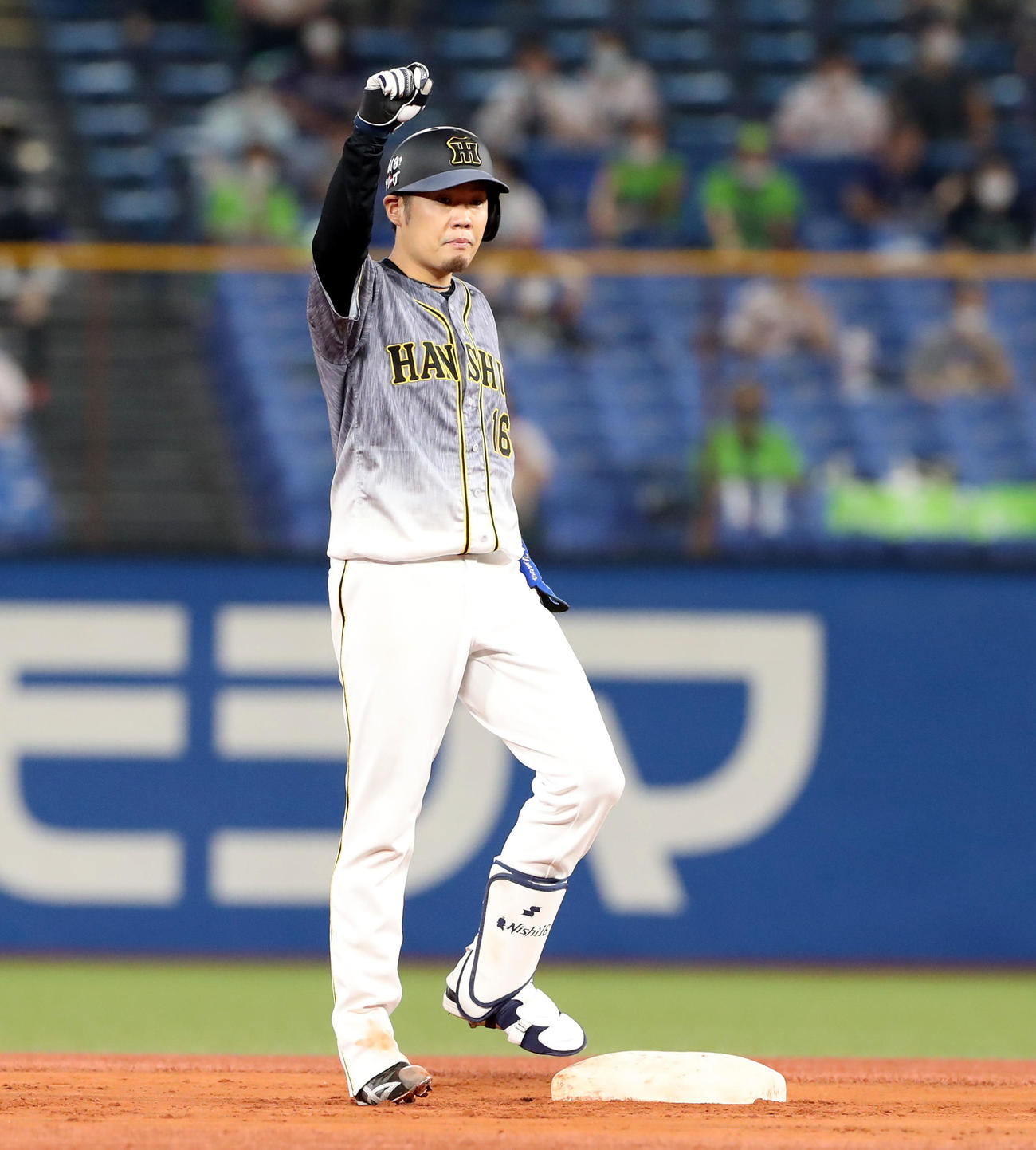 西勇は中越え適時二塁打を放つ（撮影・加藤哉）