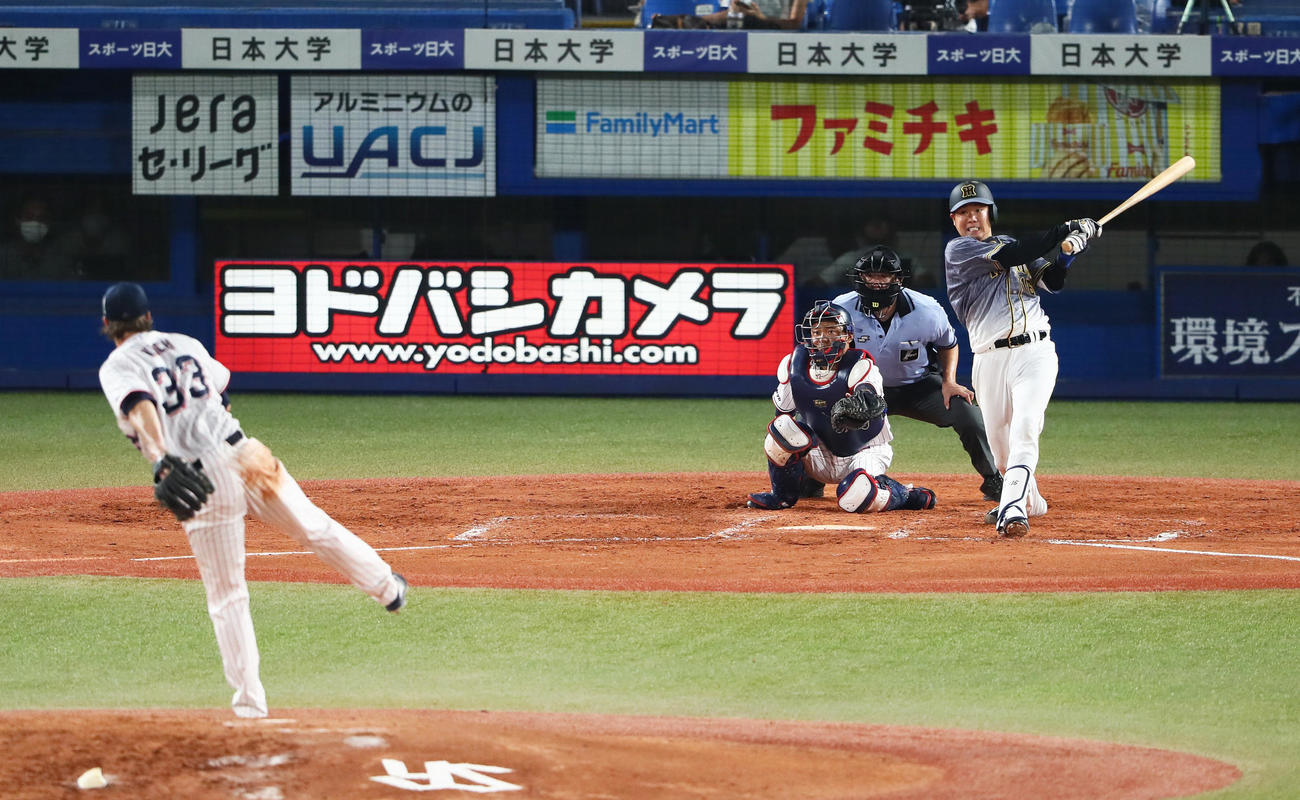 ヤクルト対阪神　4回表阪神2死一塁、西勇は中越え適時二塁打を放つ。投手クック（撮影・足立雅史）