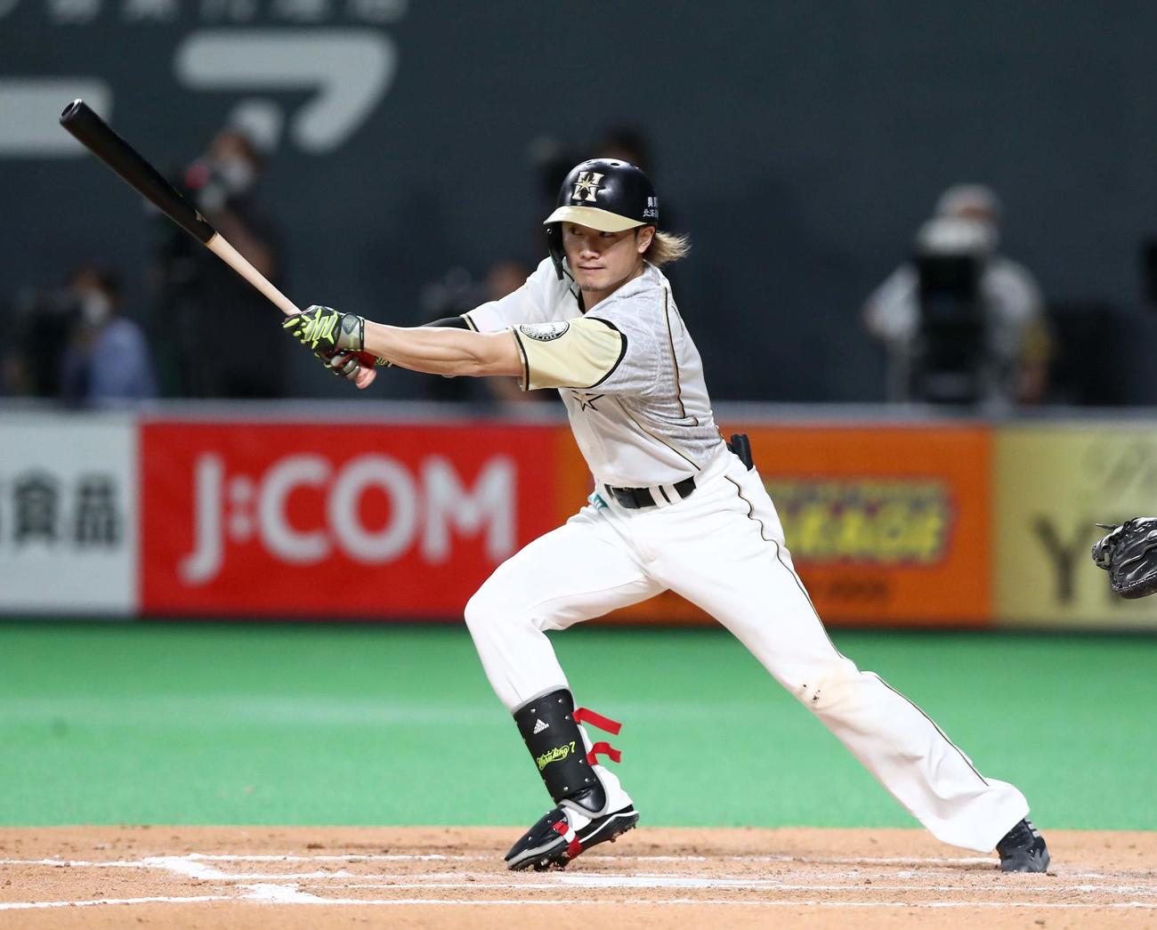 日本ハム対楽天　7回裏日本ハム1死一塁、左前打を放つ西川（撮影・黒川智章）