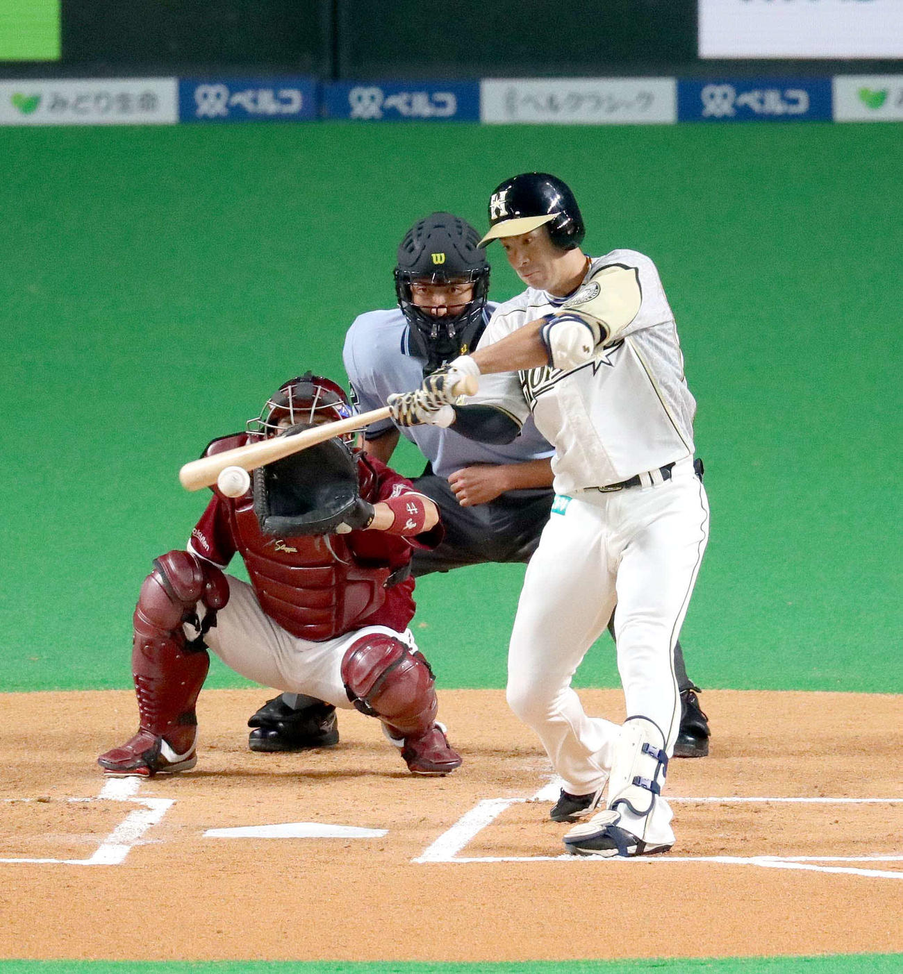 日本ハム対楽天　1回裏日本ハム無死一塁、松本は左前打を放つ（撮影・佐藤翔太）