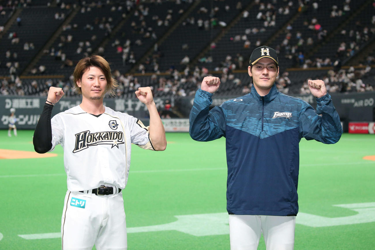 日本ハム対楽天　試合後、ガッツポーズする西川（左）と有原（撮影・黒川智章）