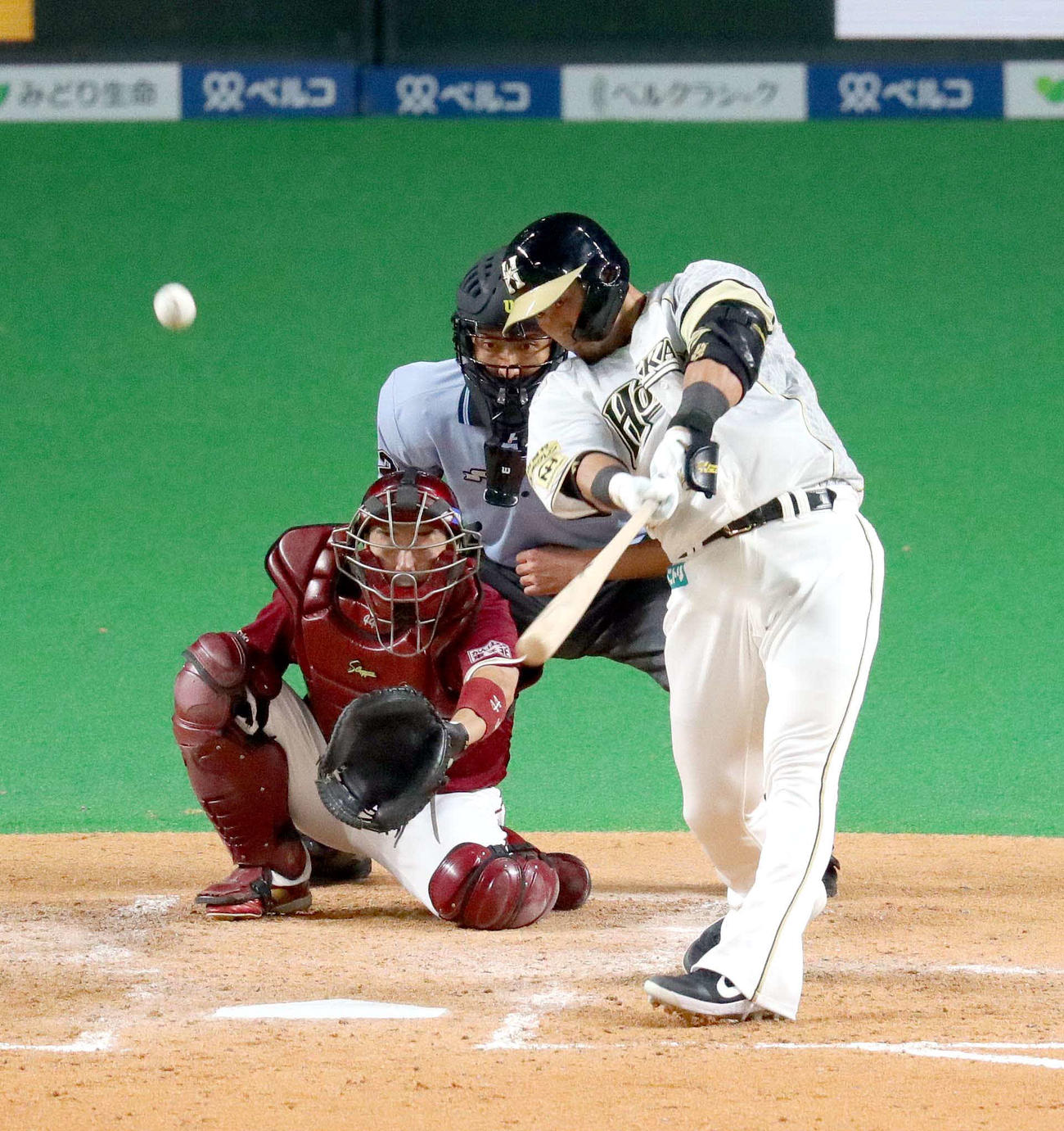 日本ハム対楽天　5回裏日本ハム2死、中田は右越え本塁打を放つ（撮影・佐藤翔太）