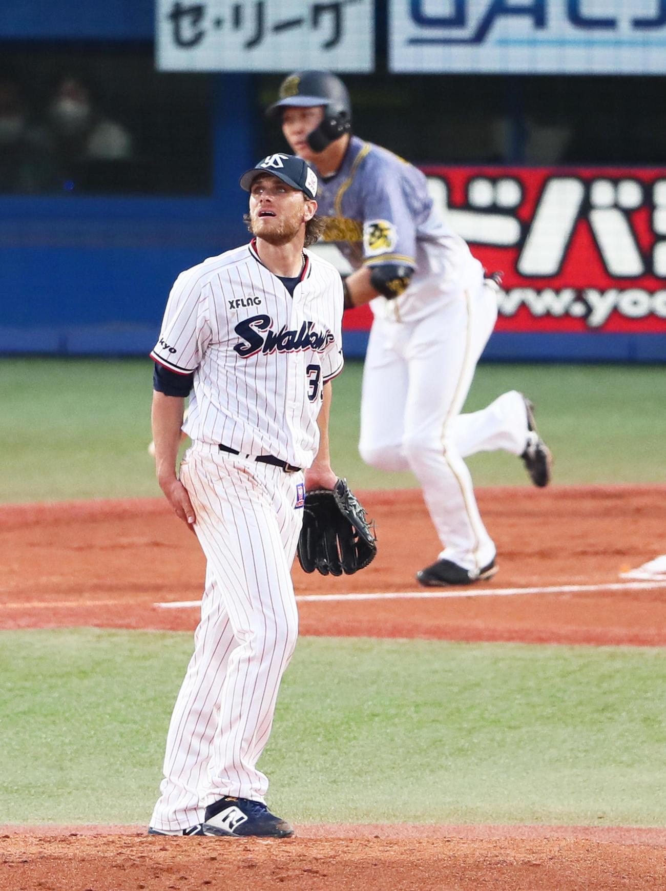 ヤクルト対阪神　1回表阪神2死一、二塁、大山に右越え3点本塁打を浴びるクック（撮影・足立雅史）