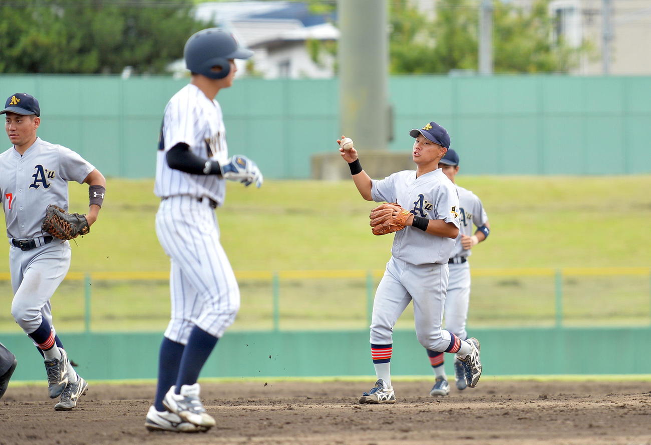 青森大対ノースアジア大　ウイニングボールを手に整列する青森大・高井（中央）（撮影・鎌田直秀）