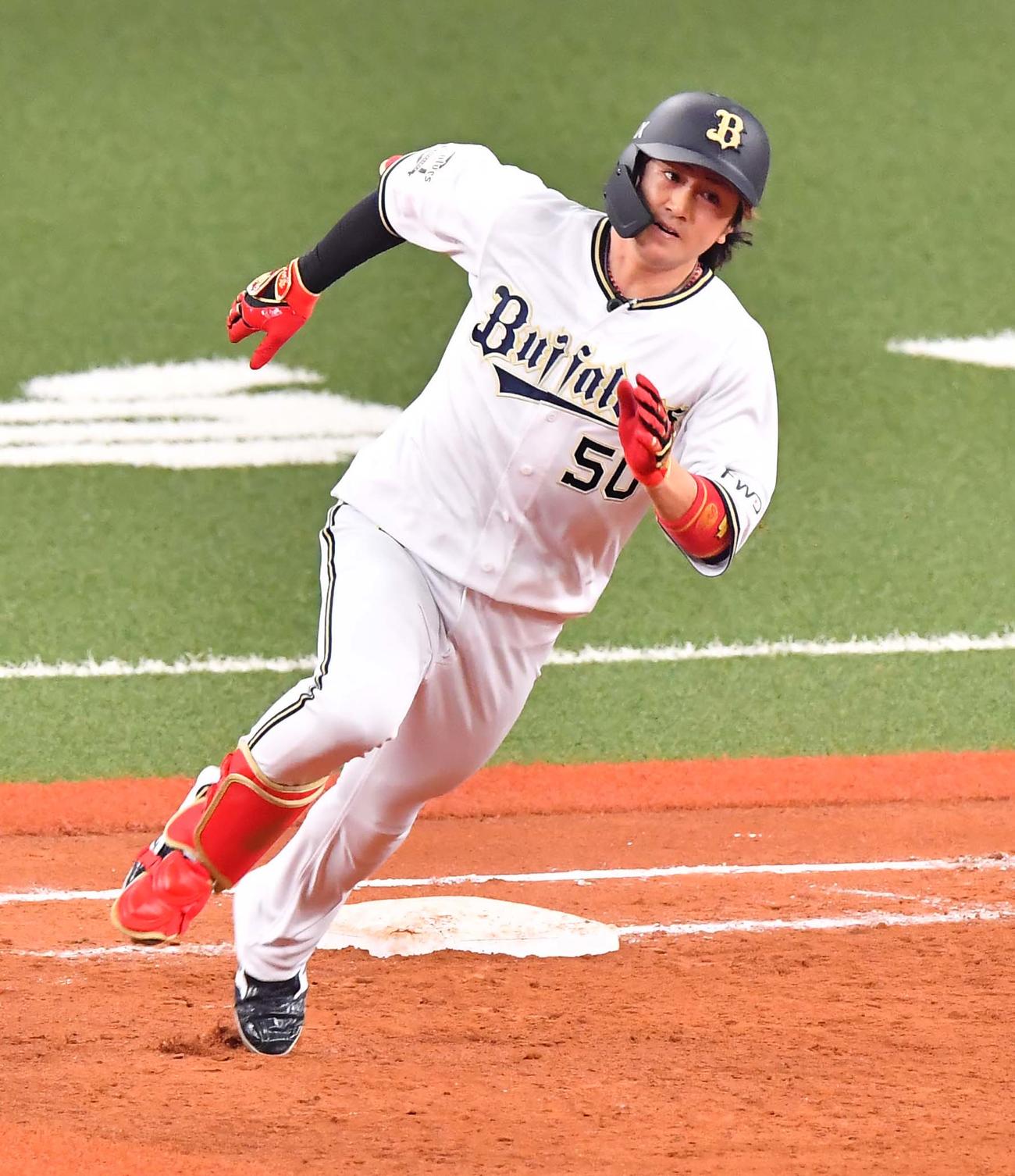 左中間へ適時二塁打を放つ小田裕也（撮影・上田博志）