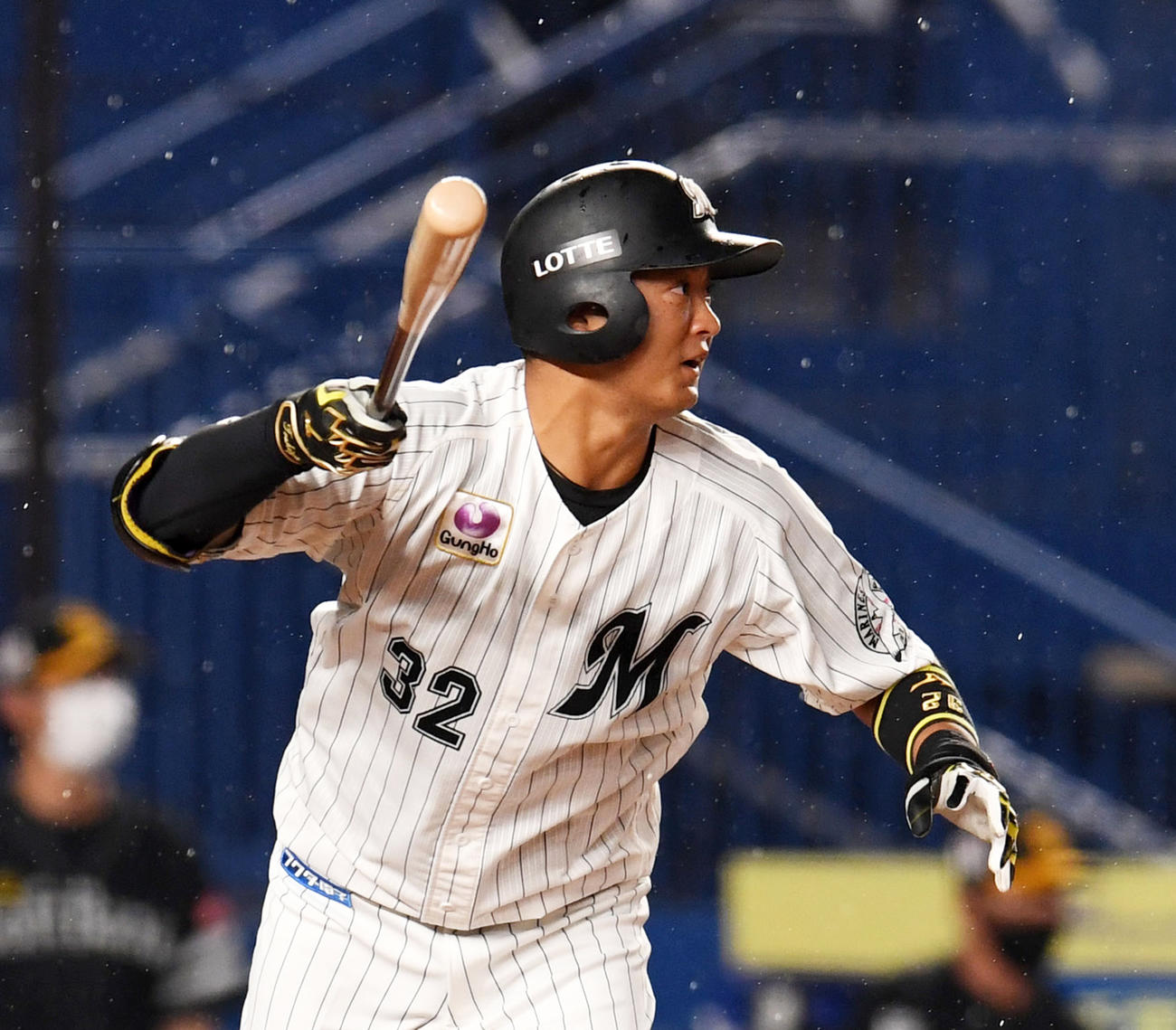 7回裏ロッテ2死二、三塁、中前2点適時打を放つ佐藤（撮影・横山健太）