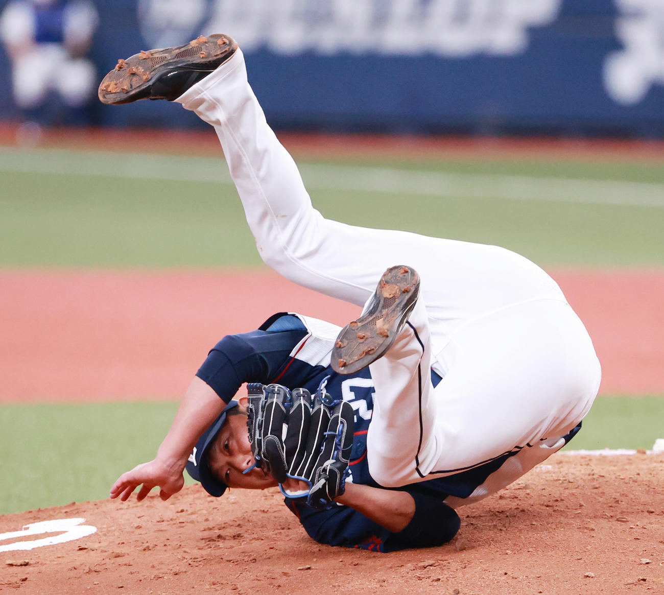 オリックス対西武　6回裏オリックス1死、内海は中川の投手返しを好捕し、倒れ込む（撮影・清水貴仁）