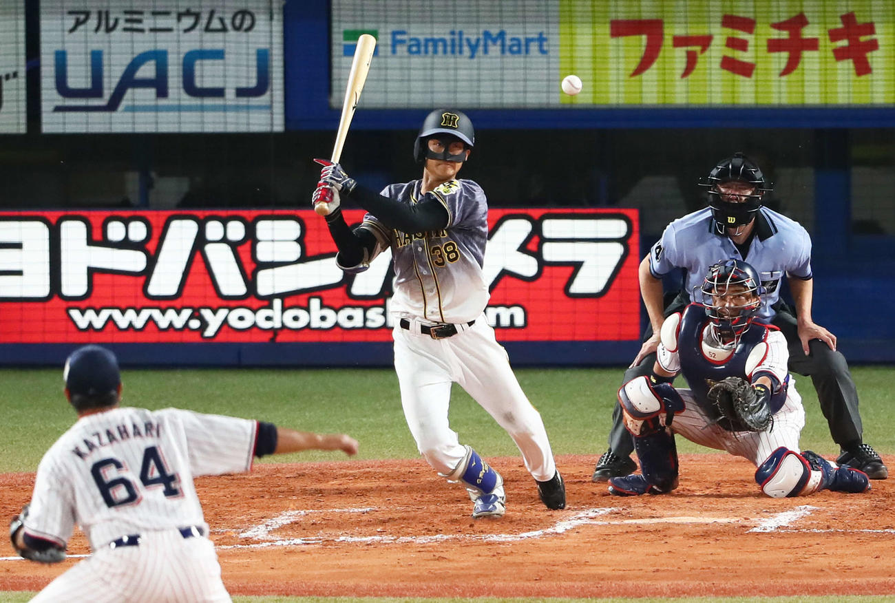 ヤクルト対阪神　8回表阪神2死二塁、投ゴロに倒れた小幡。投手風張（撮影・足立雅史）