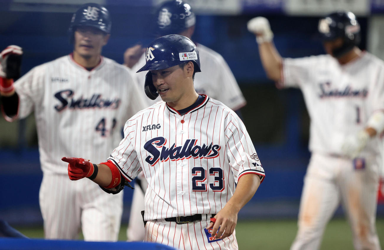 ヤクルト対阪神　8回裏ヤクルト1死満塁、青木（中央）は右翼満塁本塁打を放ち。笑顔でナインとエアハイタッチ（撮影・浅見桂子）