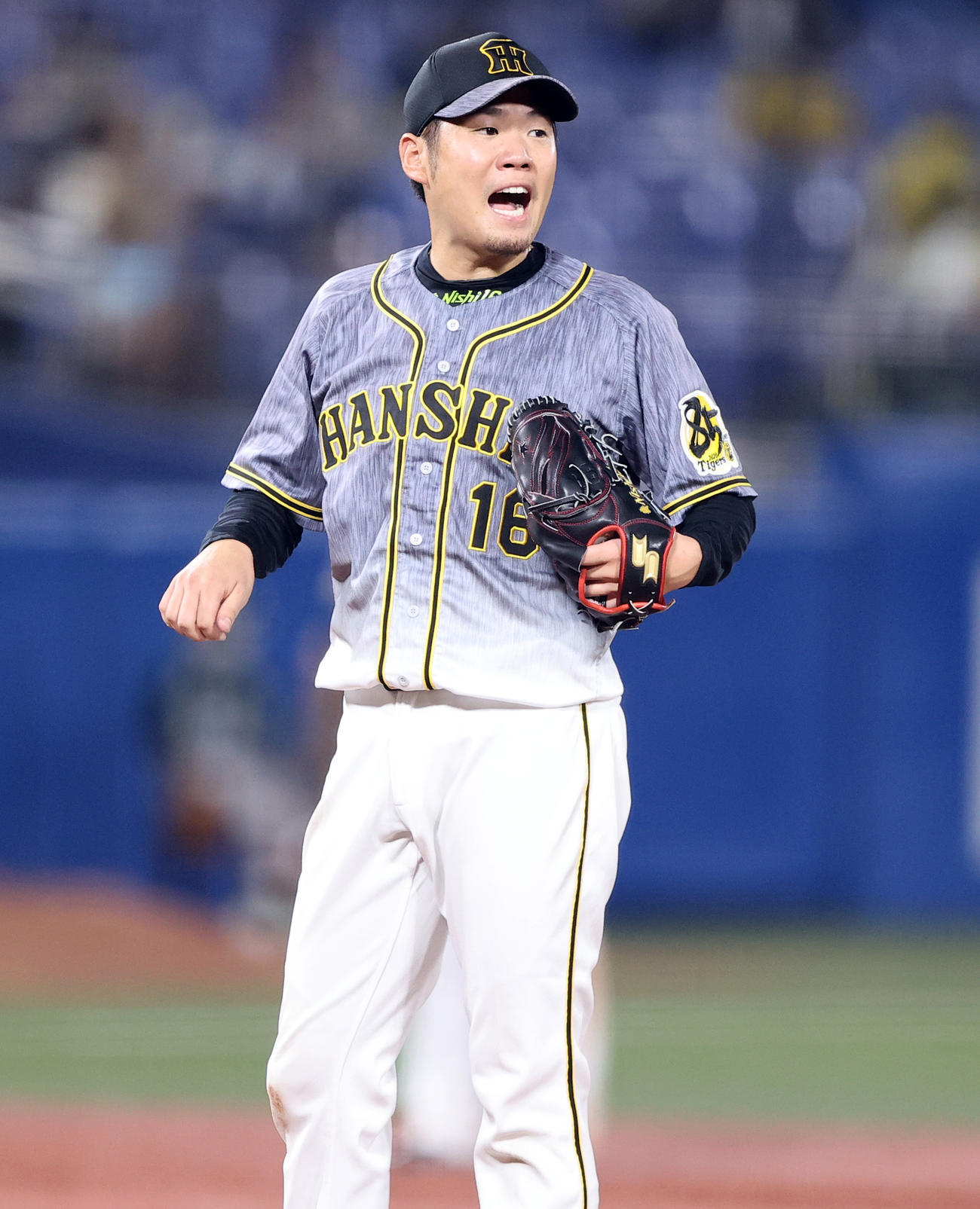 ヤクルト対阪神　5回裏ヤクルト2死、野手に気合の入った表情で声をかける西勇（撮影・浅見桂子）
