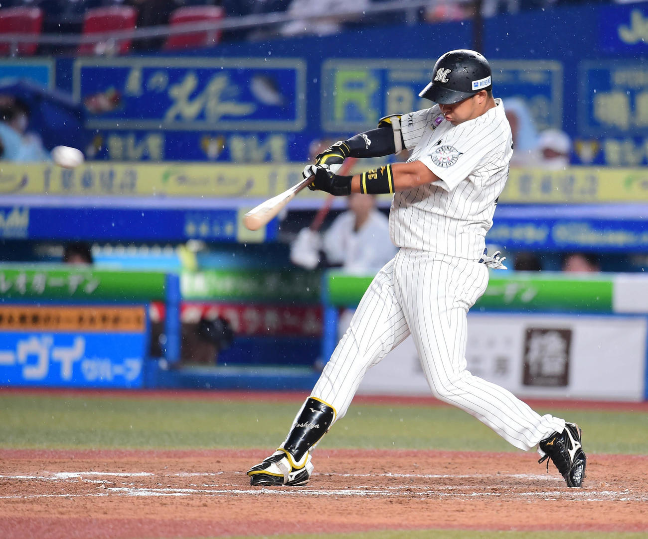 ロッテ対ソフトバンク　7回裏ロッテ2死二、三塁、代打佐藤は中前に同点の2点適時打を放つ（撮影・小沢裕）