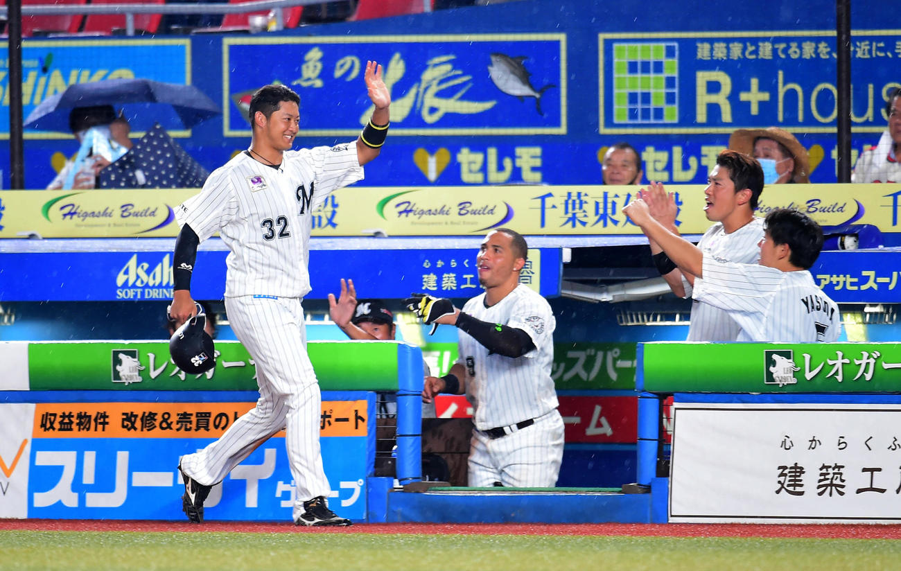 ロッテ対ソフトバンク　7回裏ロッテ2死二、三塁、代打佐藤は中前に同点の2点適時打を放つ（撮影・小沢裕）