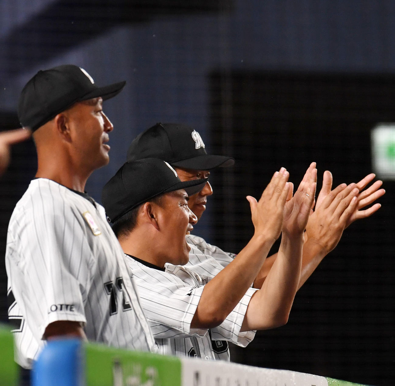 ロッテ対ソフトバンク　7回裏ロッテ2死二、三塁、佐藤の中前2点適時打で同点に追い付き笑顔を見せる井口監督（撮影・横山健太）