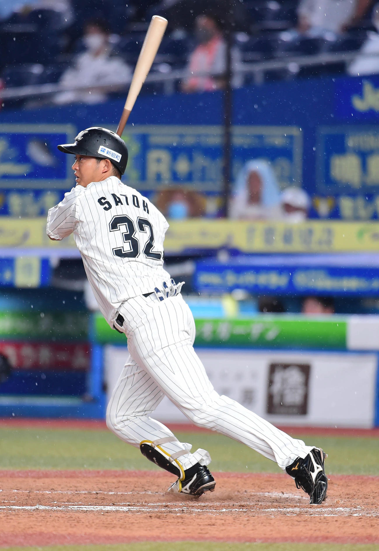 ロッテ対ソフトバンク　7回裏ロッテ2死二、三塁、代打佐藤は中前に同点の2点適時打を放つ（撮影・小沢裕）