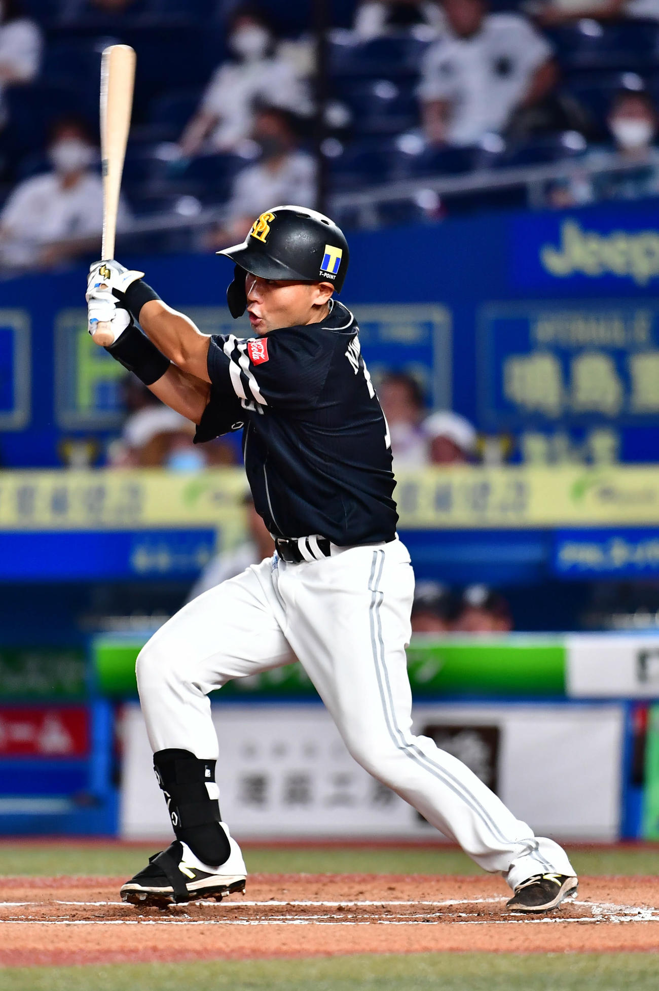 ロッテ対ソフトバンク　6回表ソフトバンク無死、中村晃は中前打を放つ（撮影・小沢裕）