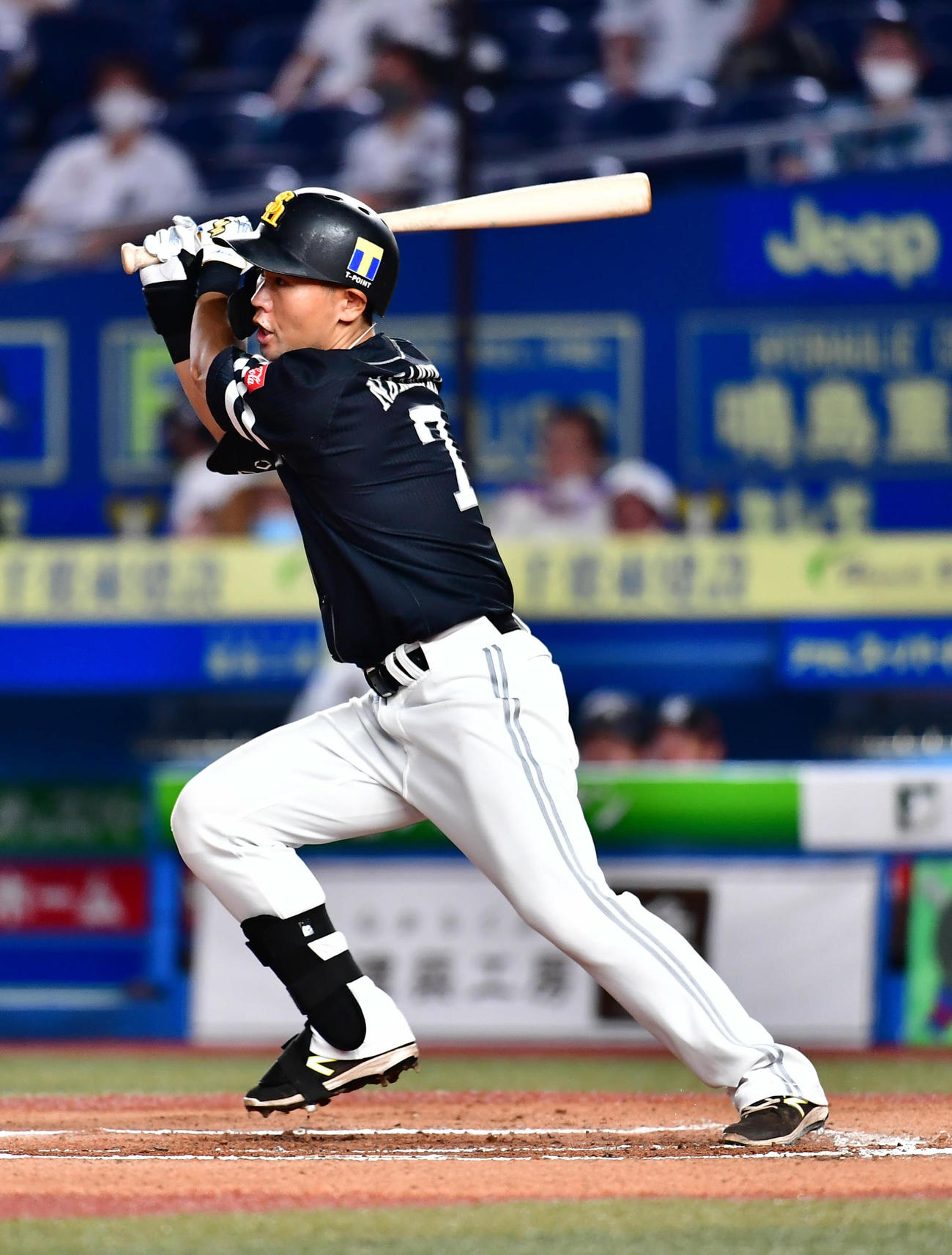 ロッテ対ソフトバンク　6回表ソフトバンク無死、中村晃は中前打を放つ（撮影・小沢裕）