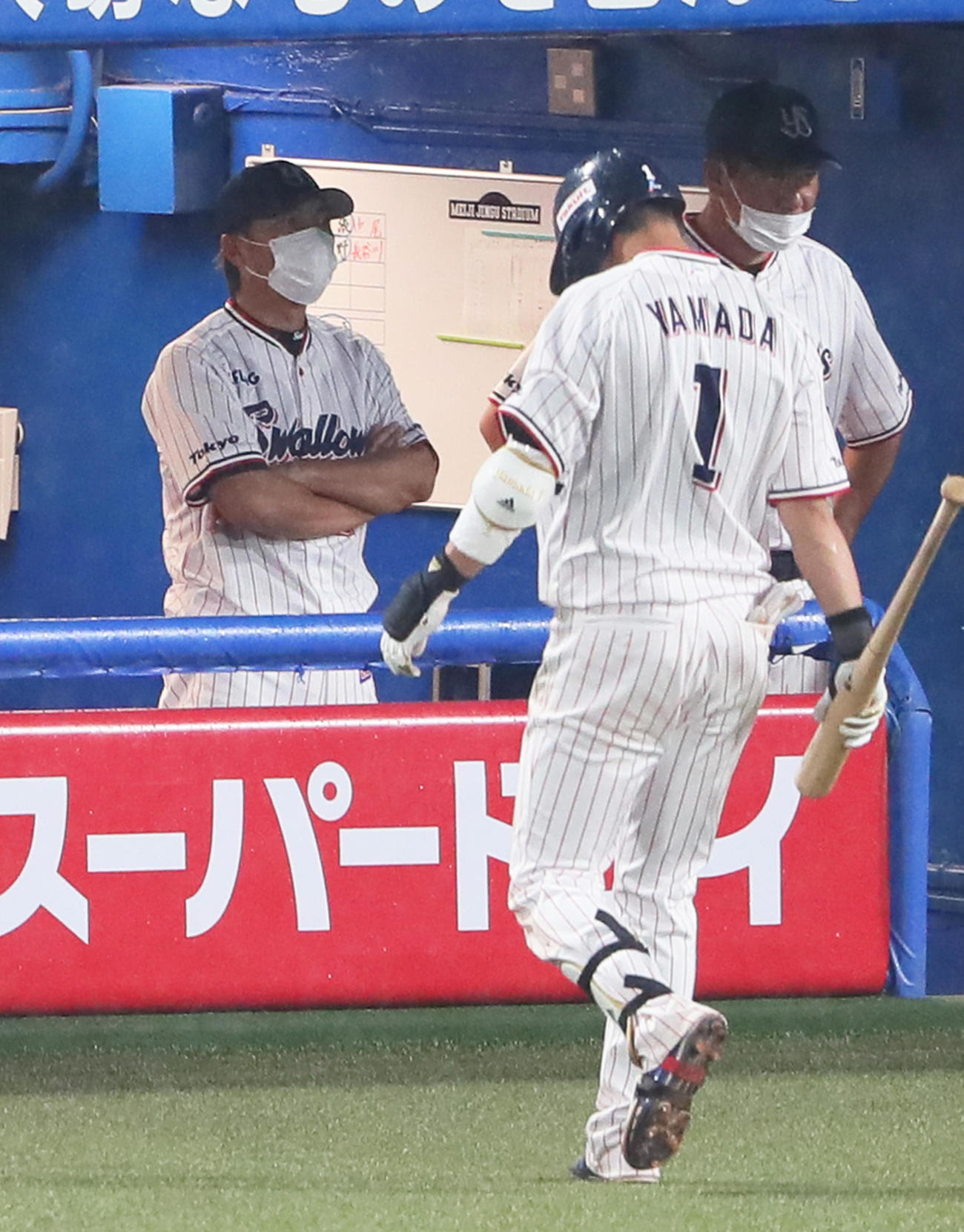 ヤクルト対阪神　9回裏ヤクルト1死一、二塁、山田哲（右）は空振り三振に倒れベンチに戻る。左は高津監督（撮影・足立雅史）