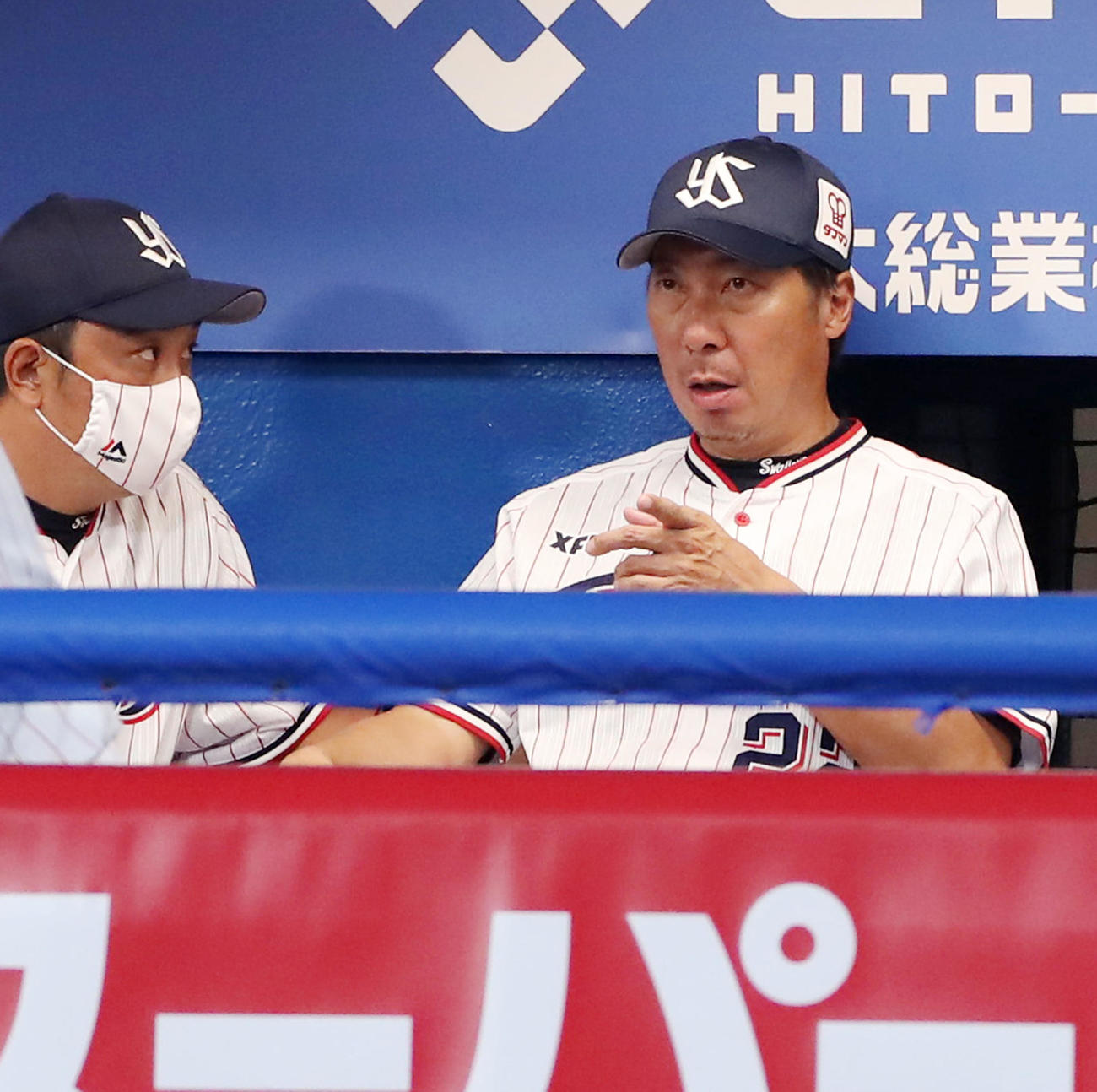 ヤクルト対阪神　8回表、ベンチで言葉を交わす高津監督（撮影・加藤哉）