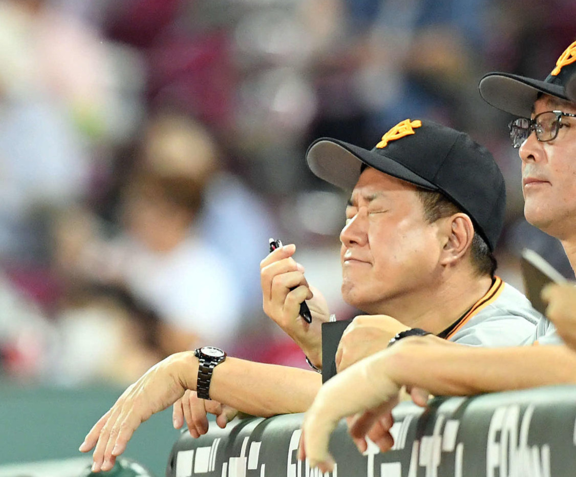広島対巨人　3回で6－1とされ、厳しい表情の巨人原辰徳監督（撮影・たえ見朱実）