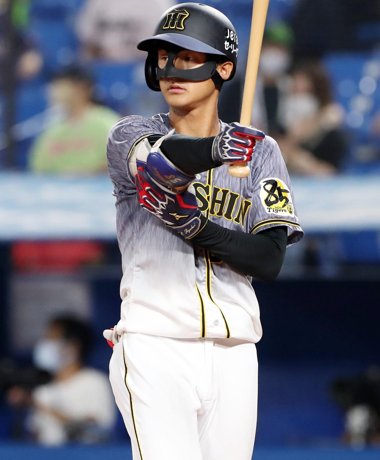 ヤクルト対阪神　8回表阪神2死二塁、小幡はフェースガードを着けて打席に入る（撮影・加藤哉）