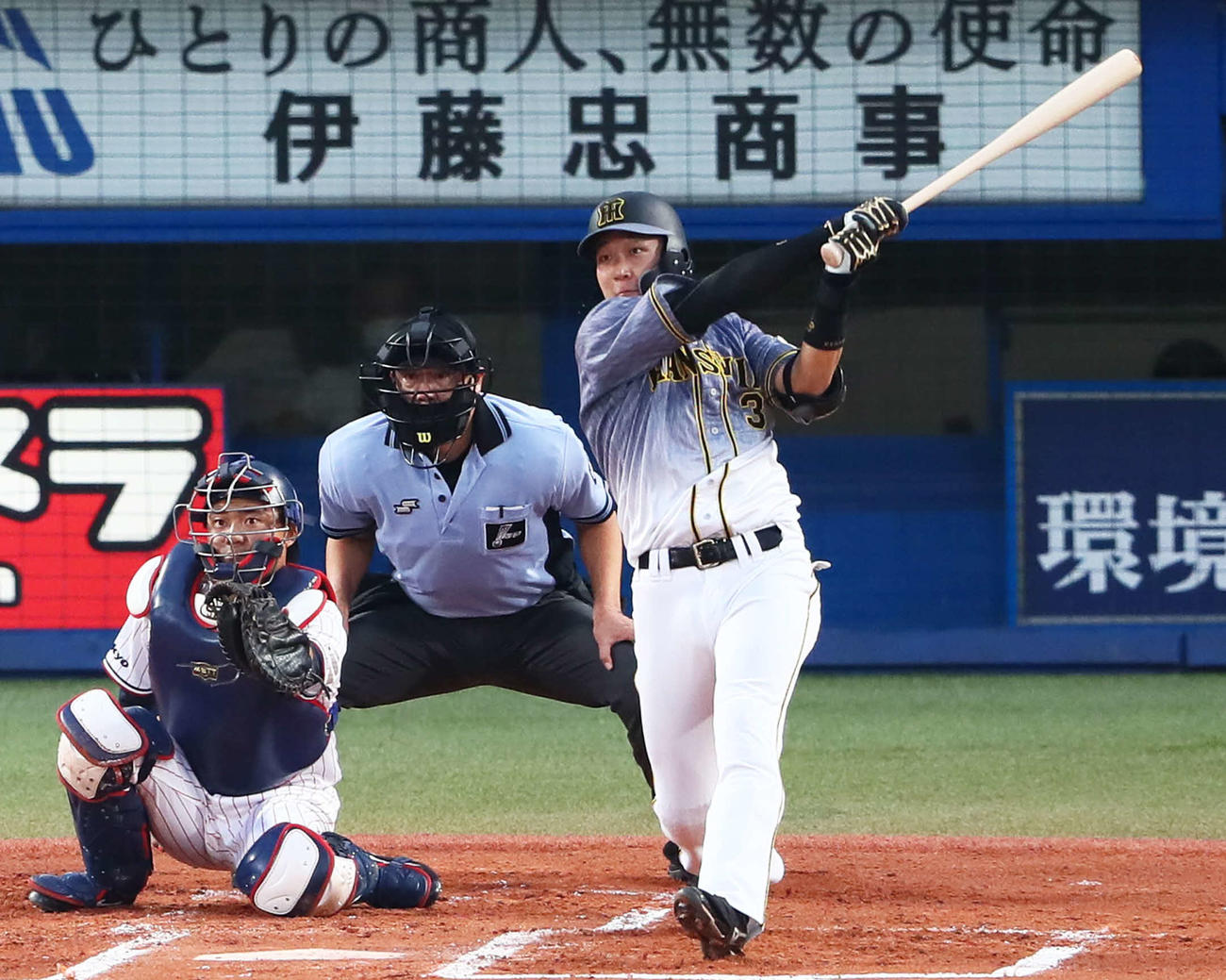 ヤクルト対阪神　1回表阪神2死一、二塁、右越え3点本塁打を放つ大山。クック投手（撮影・足立雅史）