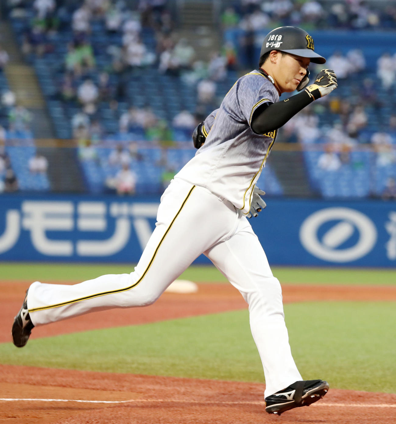 ヤクルト対阪神　1回表阪神2死一、二塁、大山は右越え先制3点本塁打を放ち、ガッツポーズで三塁を回る（撮影・加藤哉）
