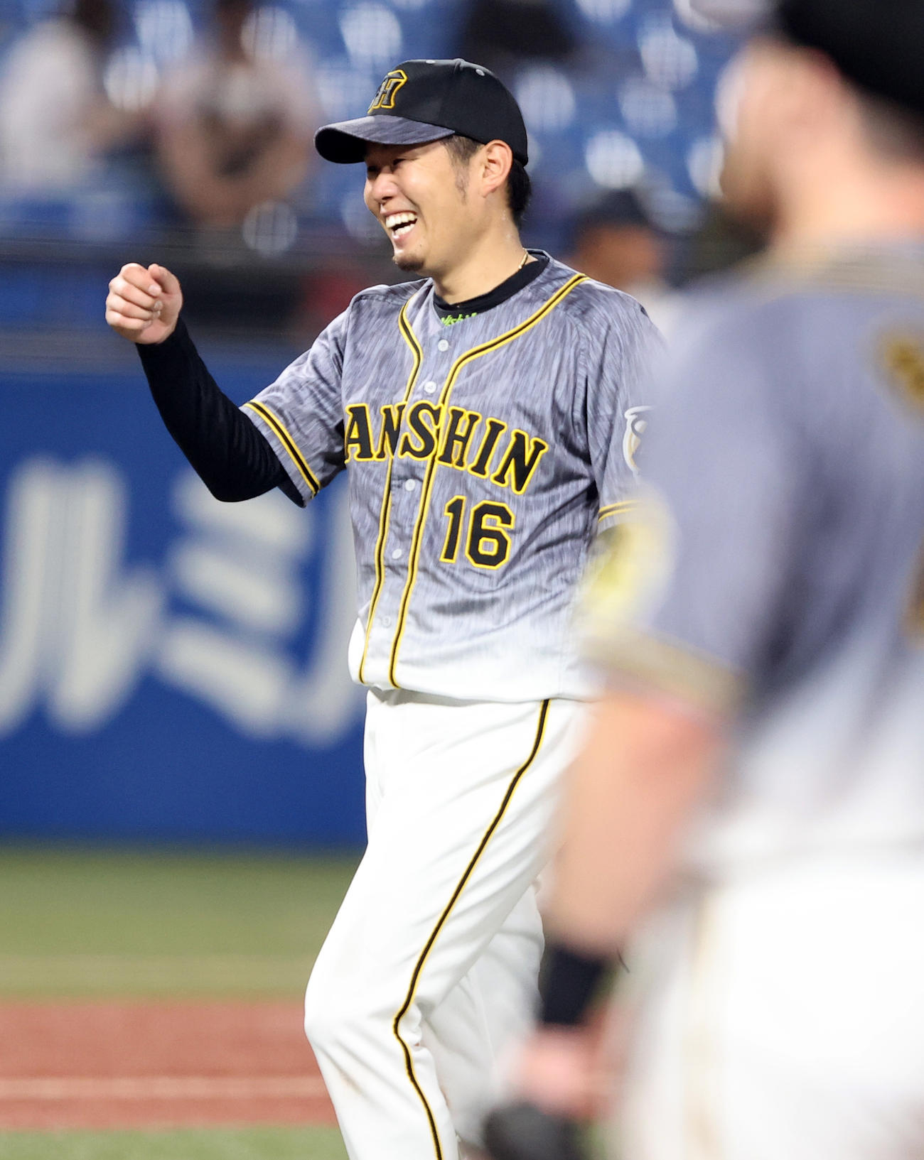 ヤクルト対阪神　5回裏ヤクルト1死、浜田を捕飛に仕留めた西勇は笑顔（撮影・浅見桂子）