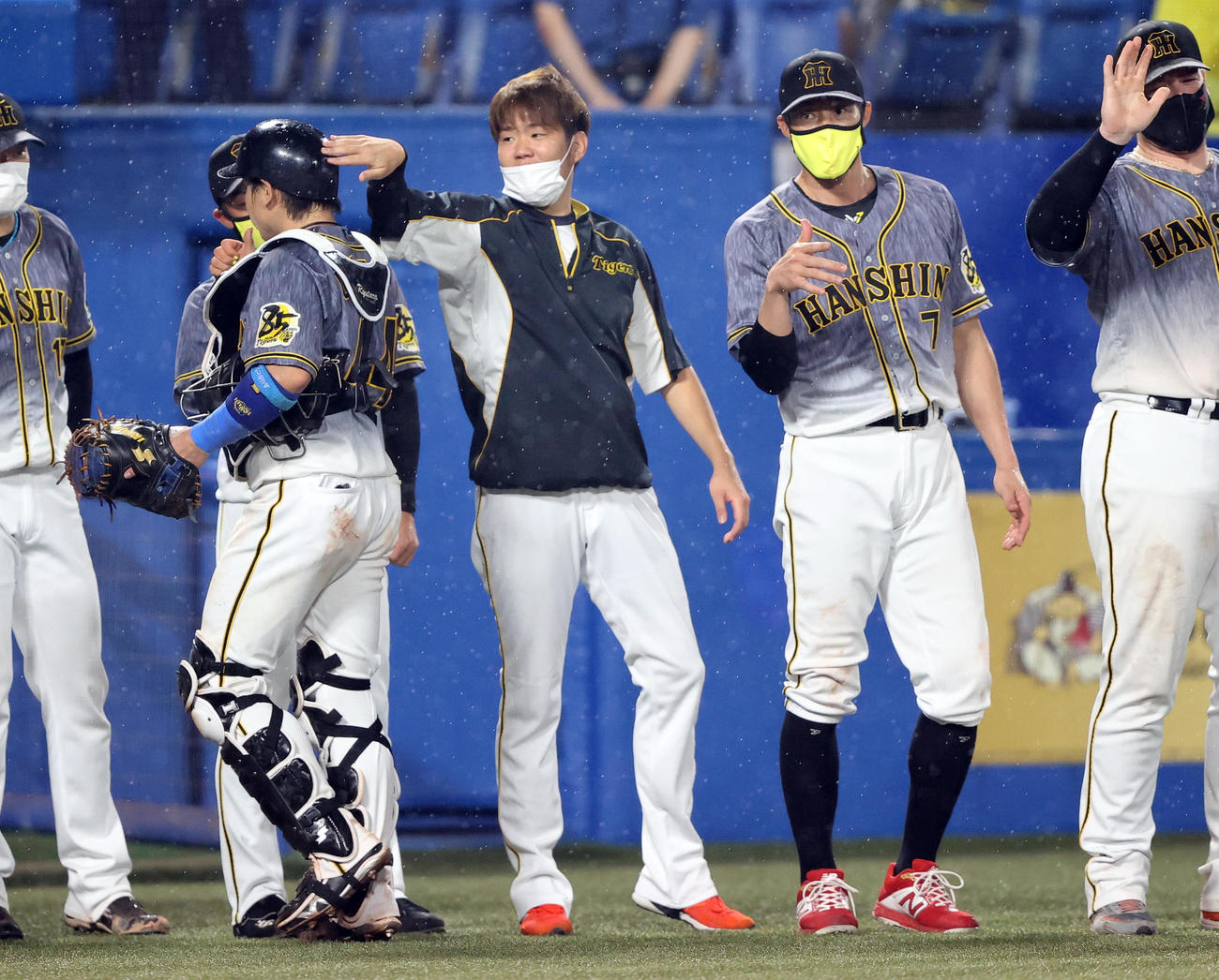 ヤクルト対阪神　7－5で逃げ切り、勝利投手の西勇（中央）はナインをハイタッチで迎える（撮影・浅見桂子）