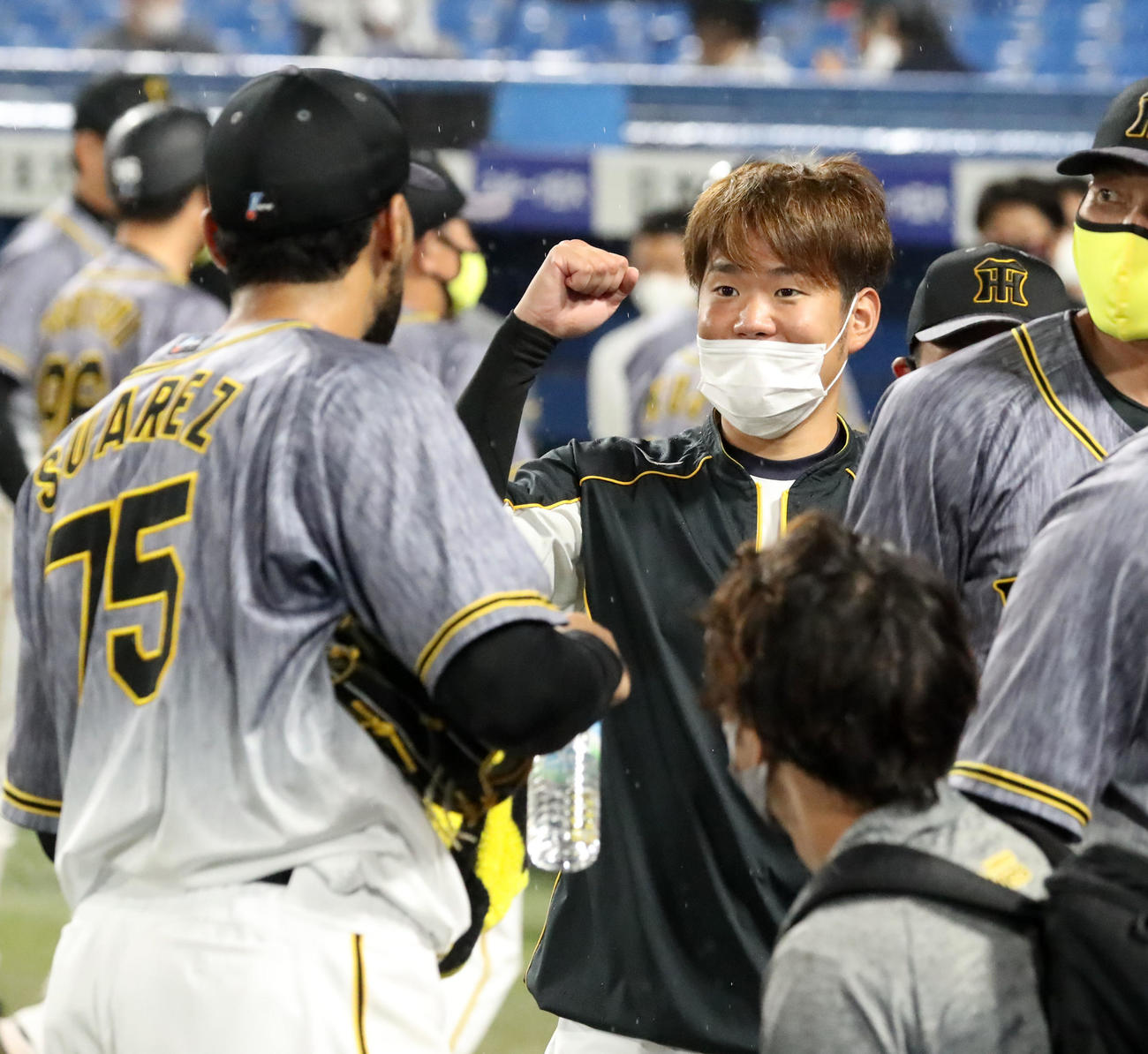 ヤクルト対阪神　最後を締めたスアレス（左）にガッポーズを見せる西勇（撮影・加藤哉）