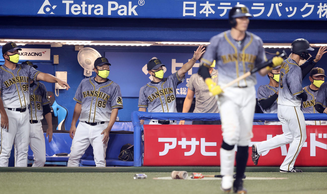 ヤクルト対阪神　4回表阪神2死三塁、上本が右適時二塁打を放ち、生還した木浪（右）の奥でポーズをとる矢野監督（撮影・浅見桂子）