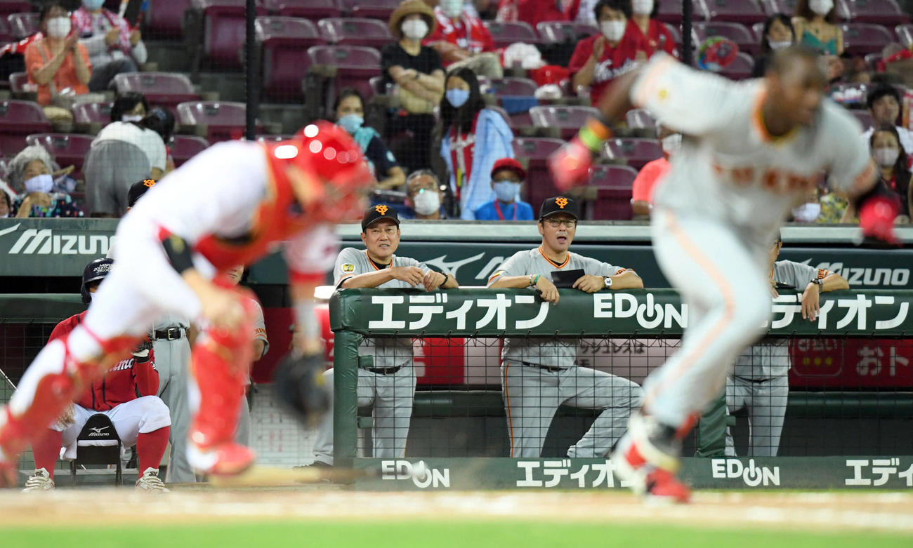 広島対巨人　8回表巨人2死二、三塁、代打モタ空振り三振に終わり苦笑いの原辰徳監督（撮影・たえ見朱実）