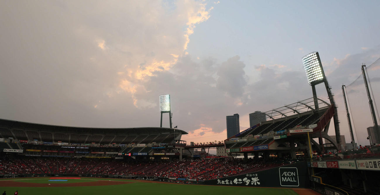 広島対巨人　降雨のため試合が中断。やみ賭けの空は半分青かった（撮影・加藤孝規）