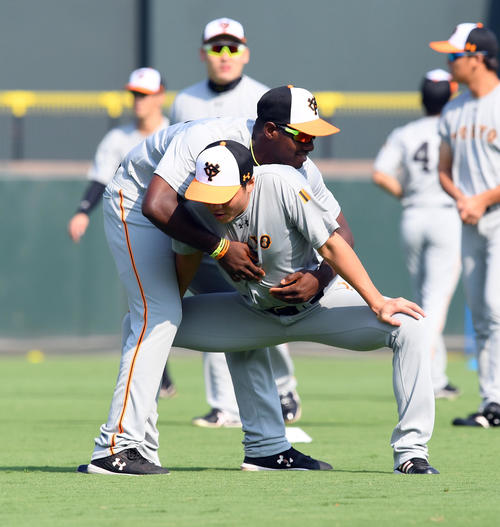 広島対巨人　ウオーミングアップで坂本勇人にじゃれる巨人イスラエル・モタ（撮影・たえ見朱実）