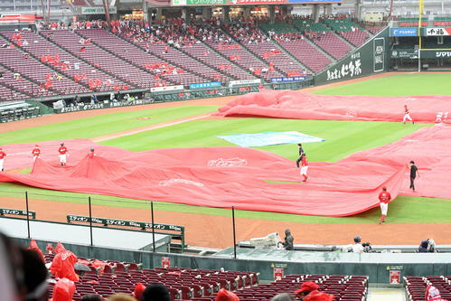 広島対巨人　試合開始直後、雷雨のため一時中断（撮影・たえ見朱実）