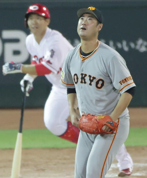 広島対巨人　8回裏広島無死、代打の坂倉に勝ち越し本塁打を打たれた大竹（撮影・加藤孝規）