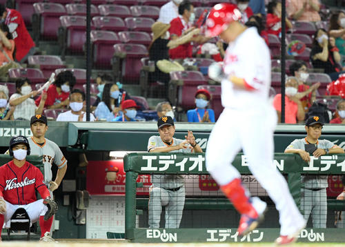 広島対巨人　8回裏広島無死、代打坂倉に勝ち越しのソロ本塁打を許しベンチで厳しい表情の原監督ら首脳陣（撮影・たえ見朱実）