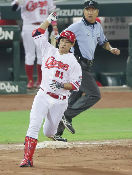 広島対巨人　8回裏広島無死、代打の坂倉は勝ち越し本塁打を放つ（撮影・加藤孝規）