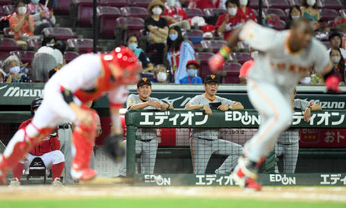 広島対巨人　8回表巨人2死二、三塁、代打モタ空振り三振に終わり苦笑いの原辰徳監督（撮影・たえ見朱実）