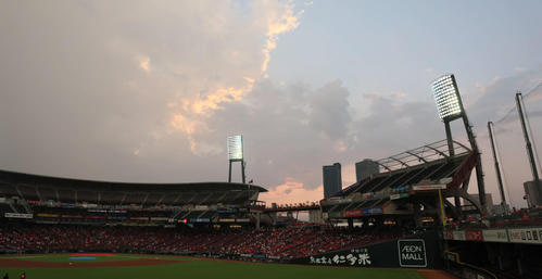 広島対巨人　降雨のため試合が中断。やみ賭けの空は半分青かった（撮影・加藤孝規）