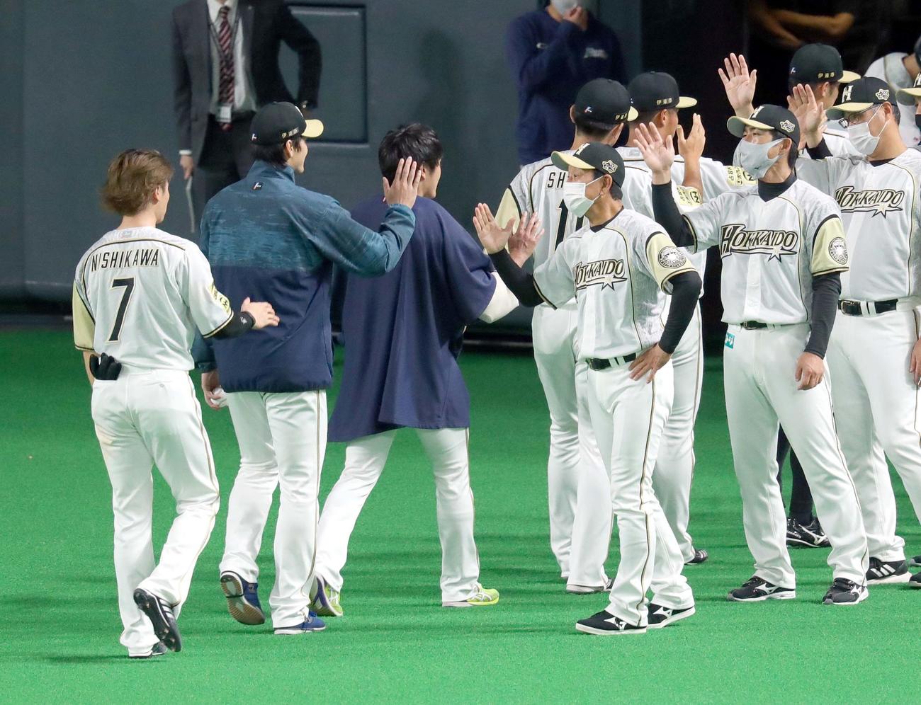 日本ハム対楽天　試合終了後、日本ハム有原と西川を出迎える栗山監督（右手前）（撮影・佐藤翔太）