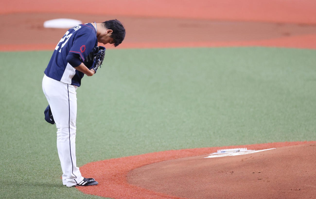 1回、マウンドに上がる前に一礼する西武内海（撮影・清水貴仁）