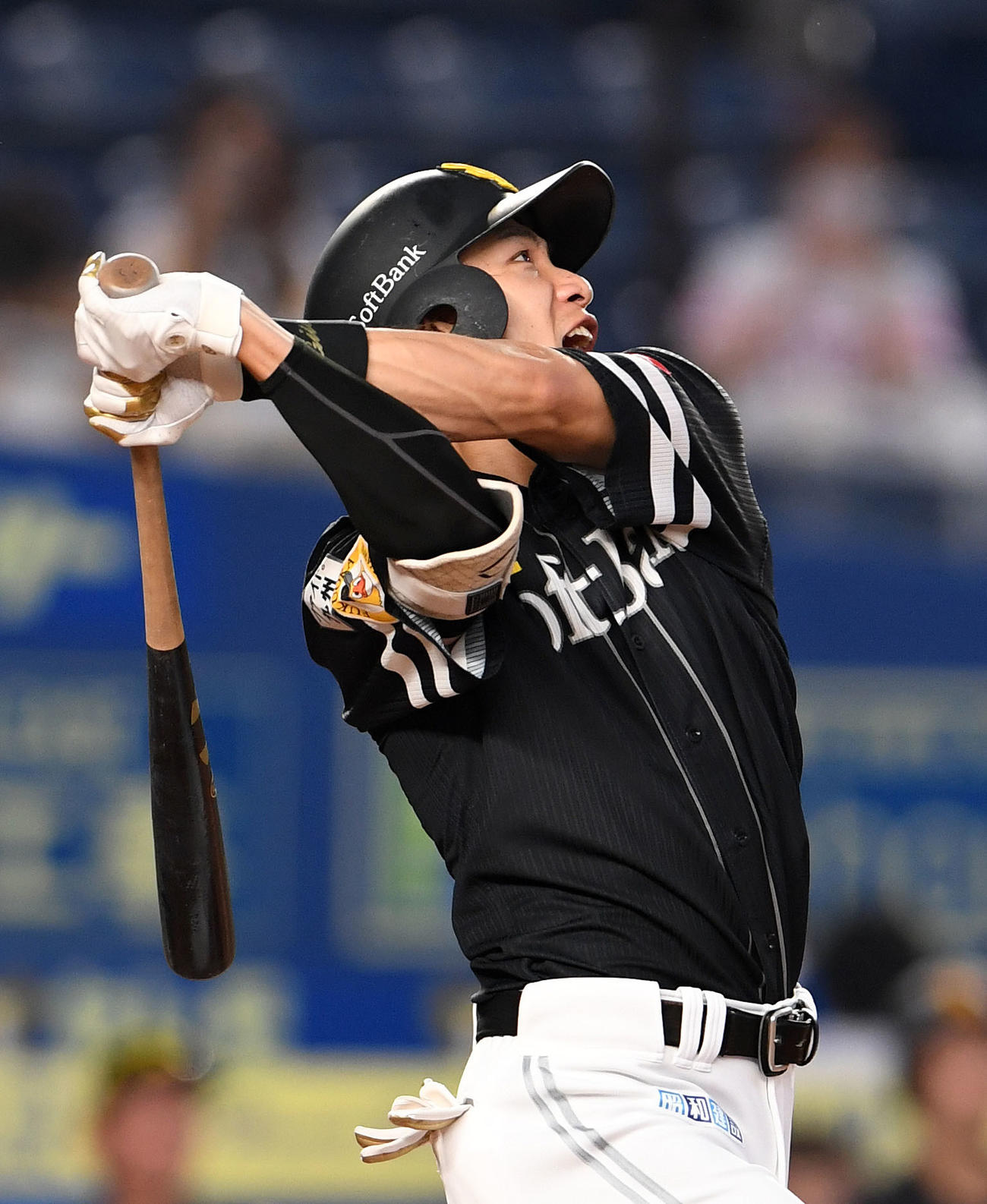 4回表ソフトバンク無死一塁、中越え2点本塁打を放つ柳田（撮影・横山健太）