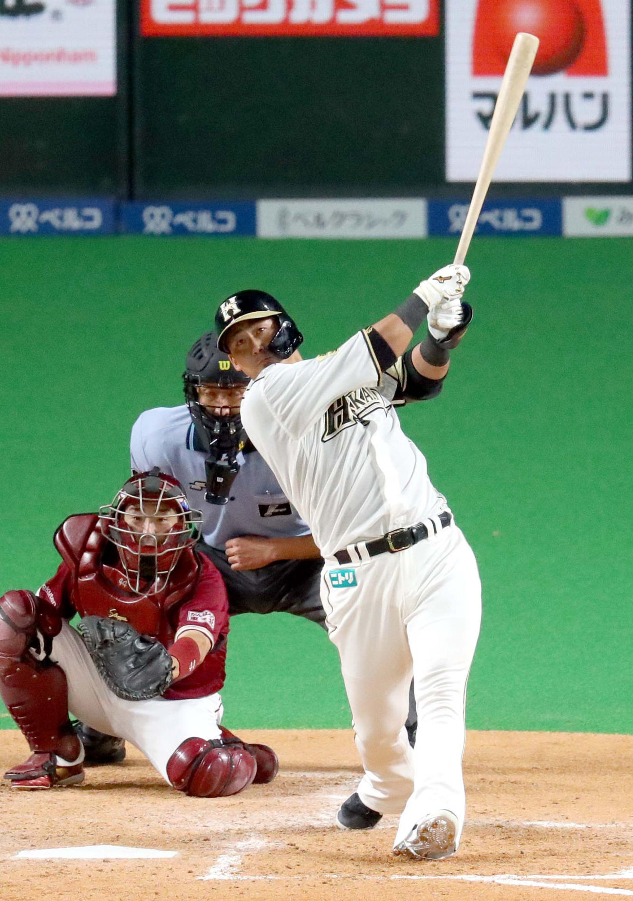 5回裏日本ハム2死、中田は右越え本塁打を放つ（撮影・佐藤翔太）