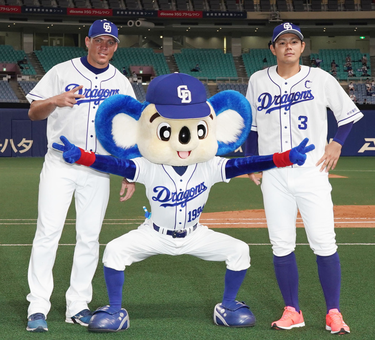 ドアラ（中央）とポーズを決めるロドリゲス（左）と高橋（撮影・森本幸一）