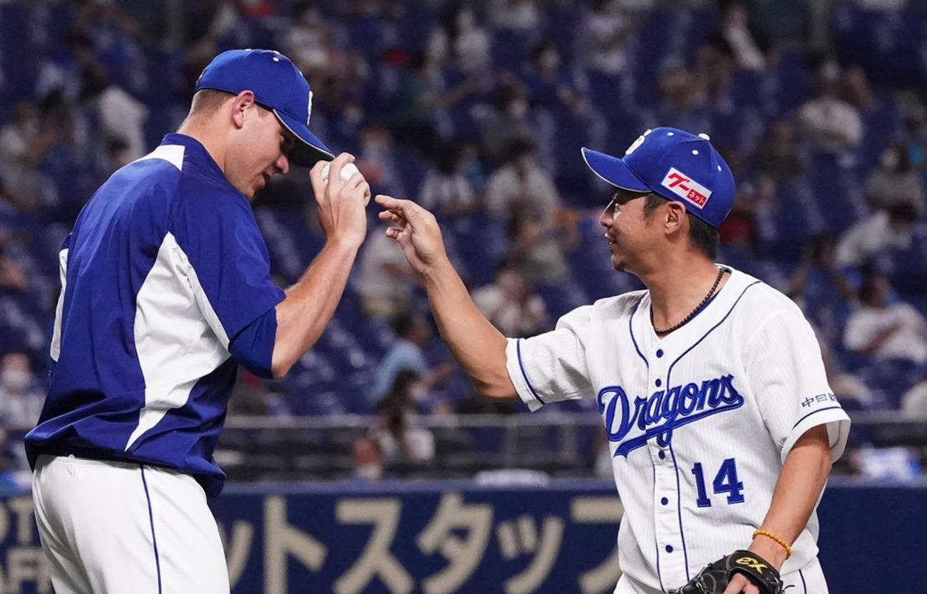 谷元（右）から勝利球を受け取るロドリゲス（撮影・森本幸一）